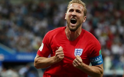 南亚体育-什琴斯尼与队友庆祝动作成新梗