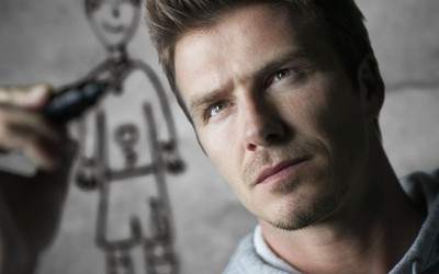 南亚体育动态-佐默扑出点球后淡定整理球衣