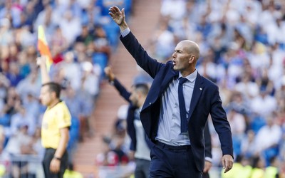 南亚体育评论-德容赛后加练射门